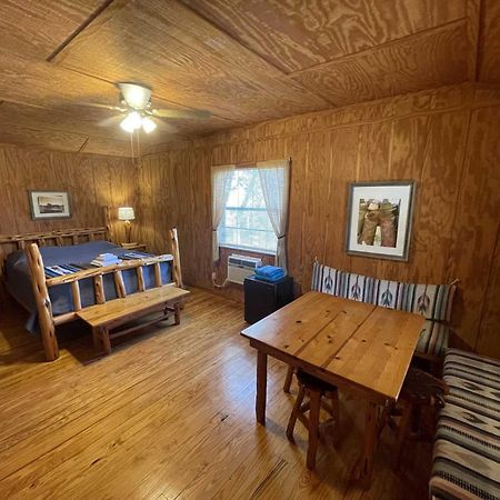 West 1077 Guest Ranch - Retreat Bed & Breakfast Tarpley Bagian luar foto