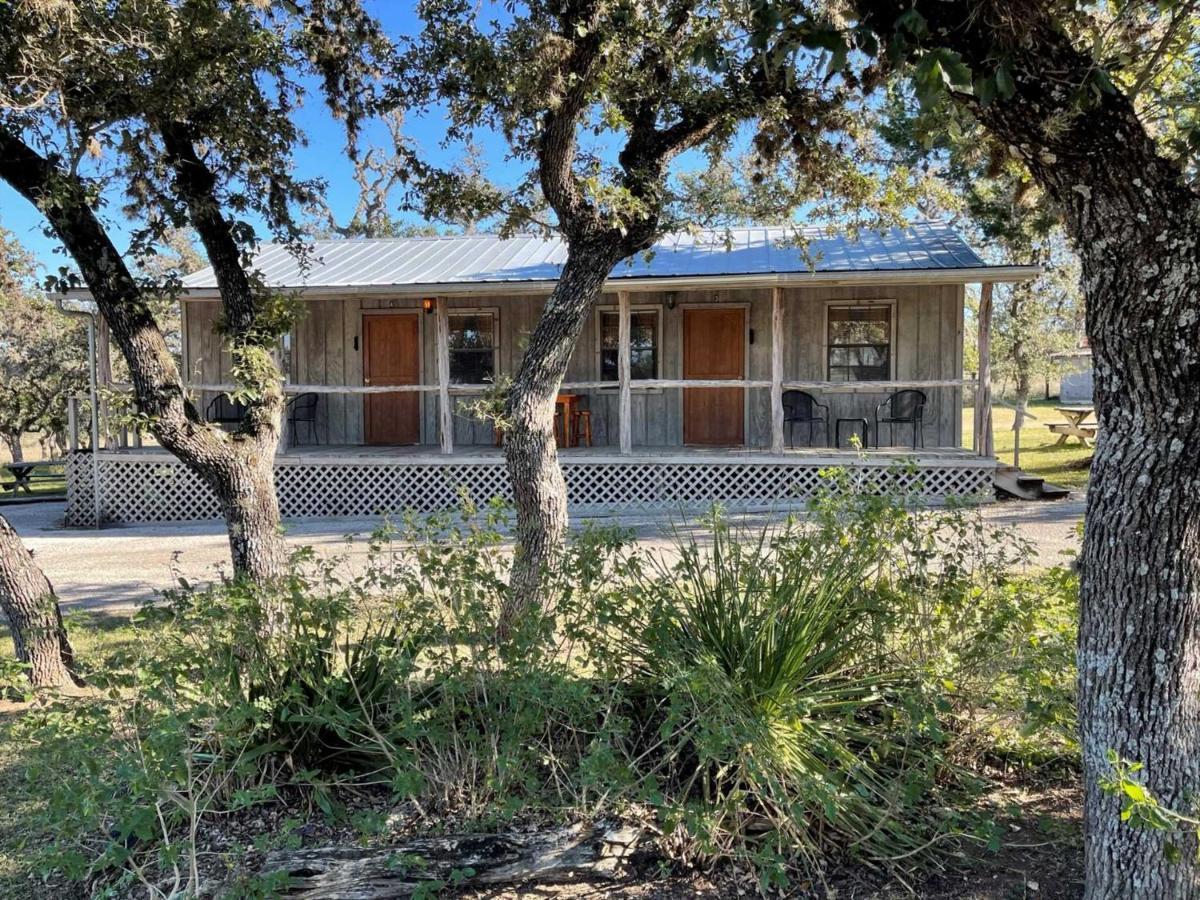 West 1077 Guest Ranch - Retreat Bed & Breakfast Tarpley Bagian luar foto