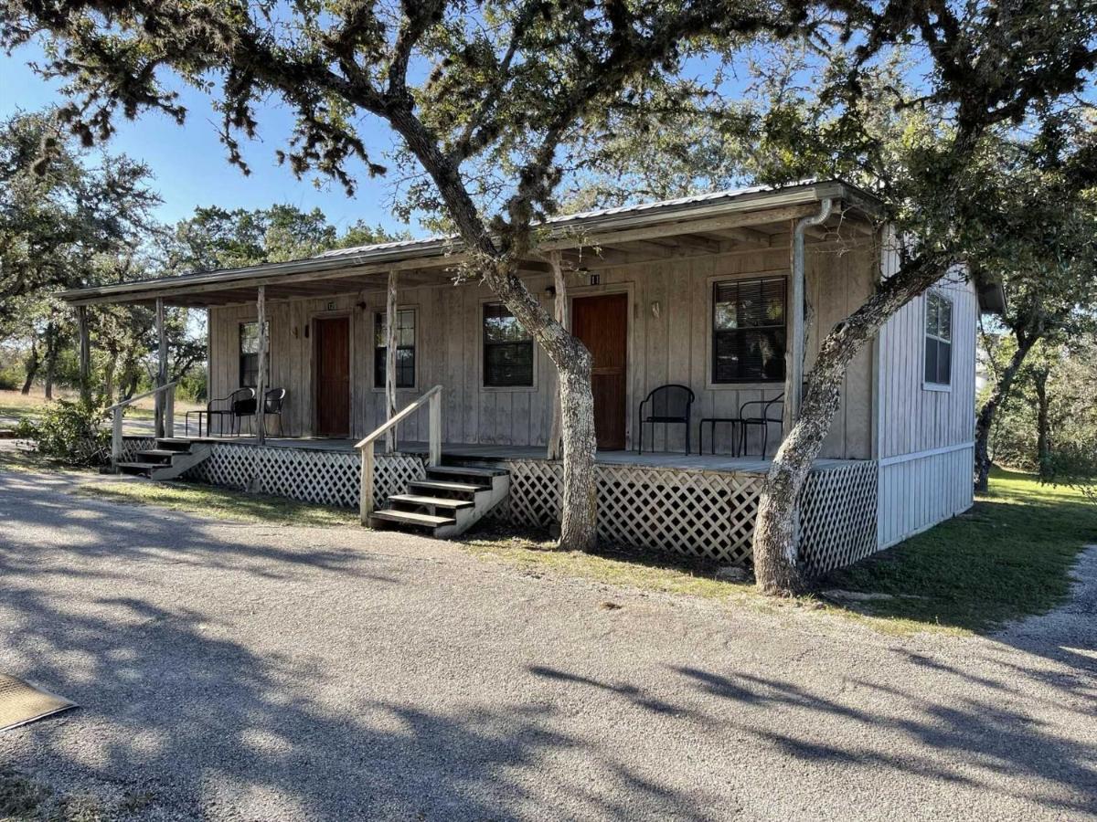 West 1077 Guest Ranch - Retreat Bed & Breakfast Tarpley Bagian luar foto