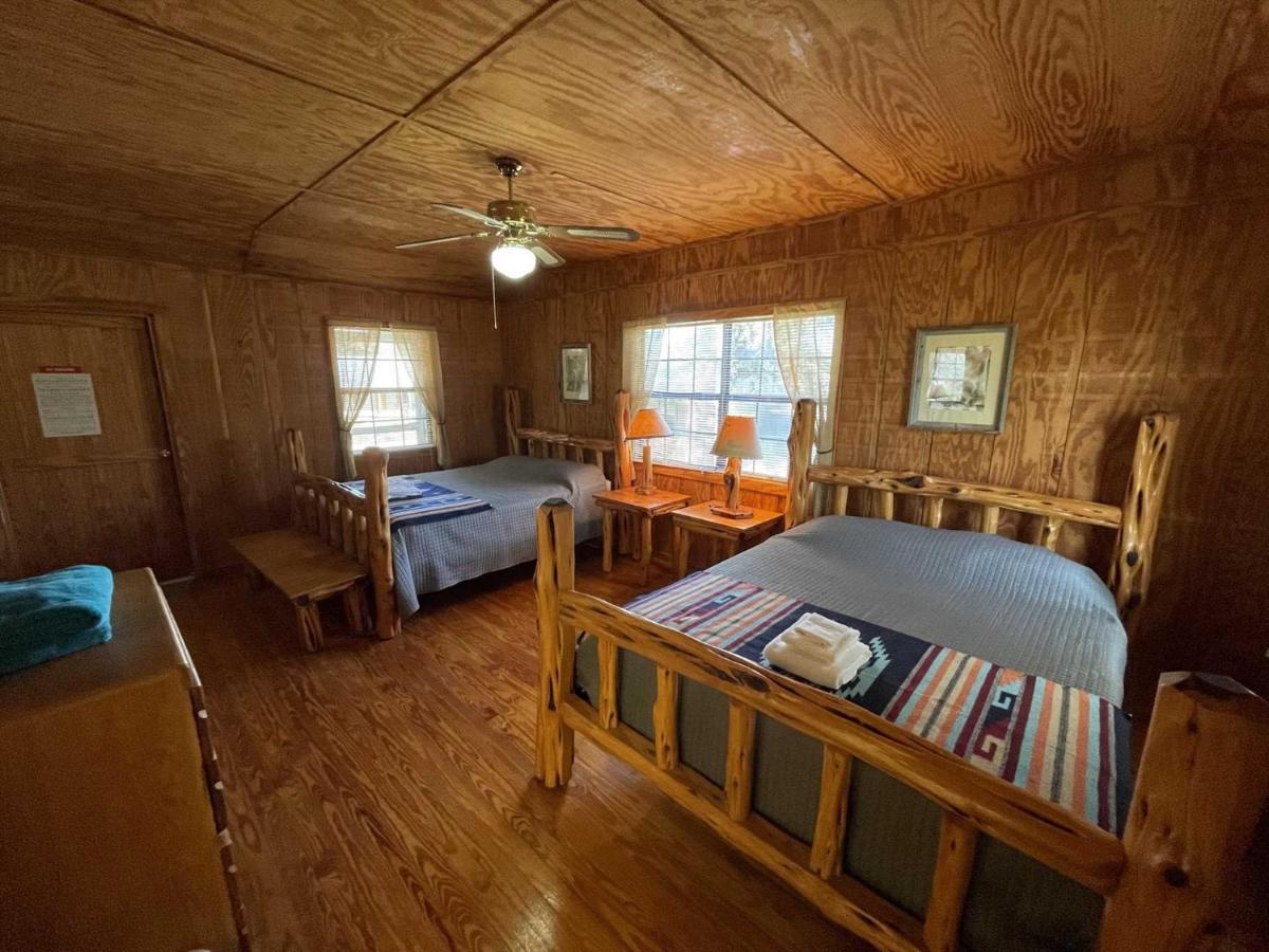 West 1077 Guest Ranch - Retreat Bed & Breakfast Tarpley Bagian luar foto