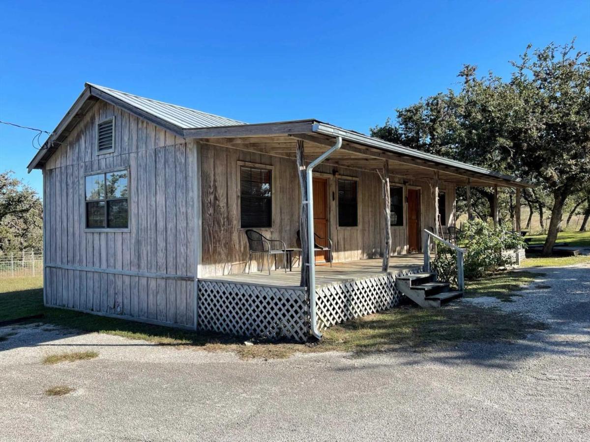 West 1077 Guest Ranch - Retreat Bed & Breakfast Tarpley Bagian luar foto