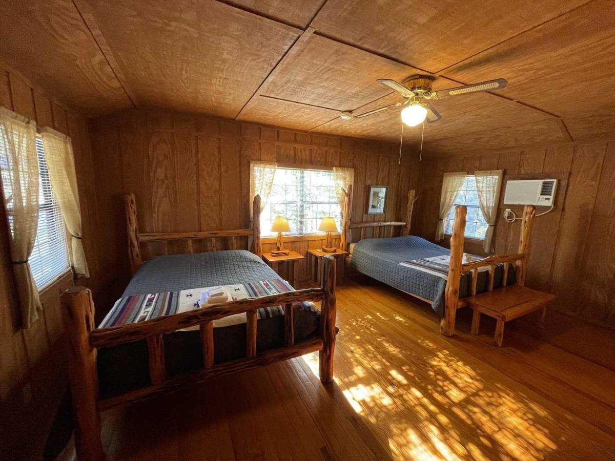 West 1077 Guest Ranch - Retreat Bed & Breakfast Tarpley Bagian luar foto