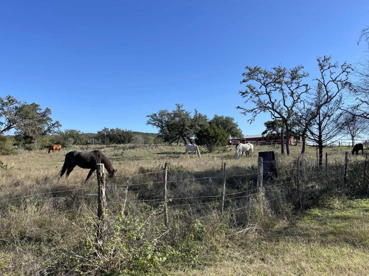 West 1077 Guest Ranch - Retreat Bed & Breakfast Tarpley Bagian luar foto
