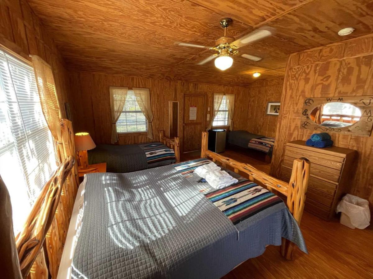 West 1077 Guest Ranch - Retreat Bed & Breakfast Tarpley Bagian luar foto
