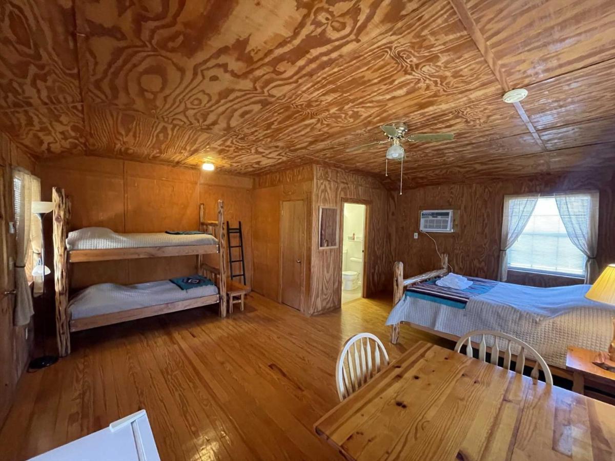 West 1077 Guest Ranch - Retreat Bed & Breakfast Tarpley Bagian luar foto