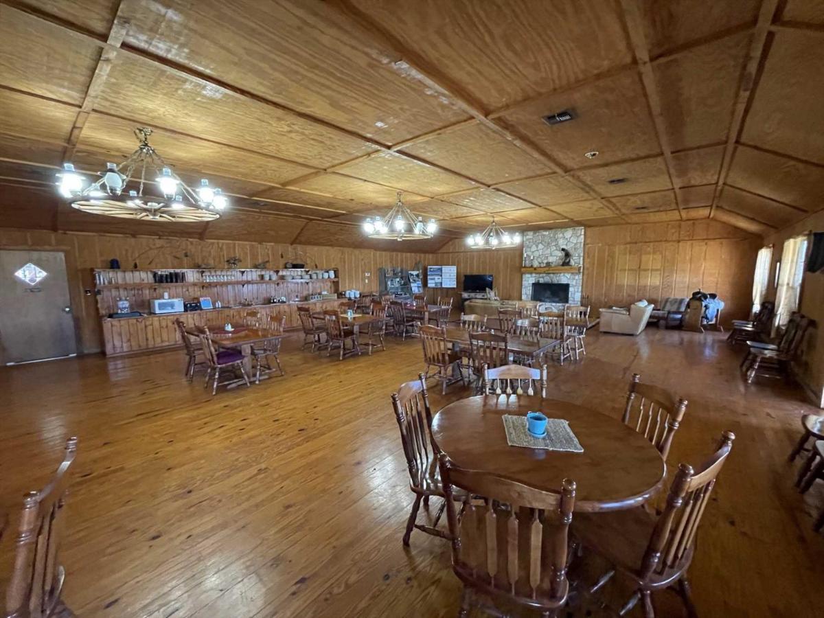 West 1077 Guest Ranch - Retreat Bed & Breakfast Tarpley Bagian luar foto