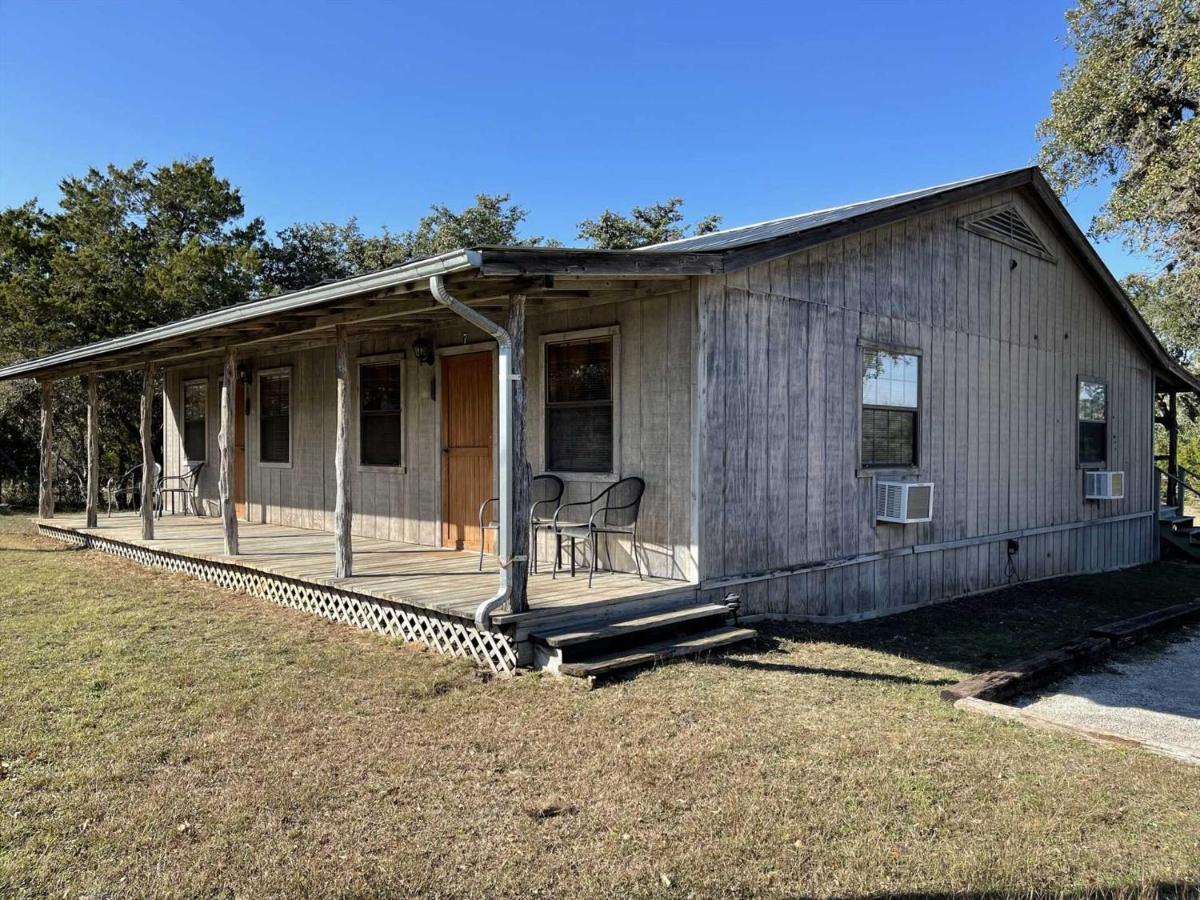 West 1077 Guest Ranch - Retreat Bed & Breakfast Tarpley Bagian luar foto