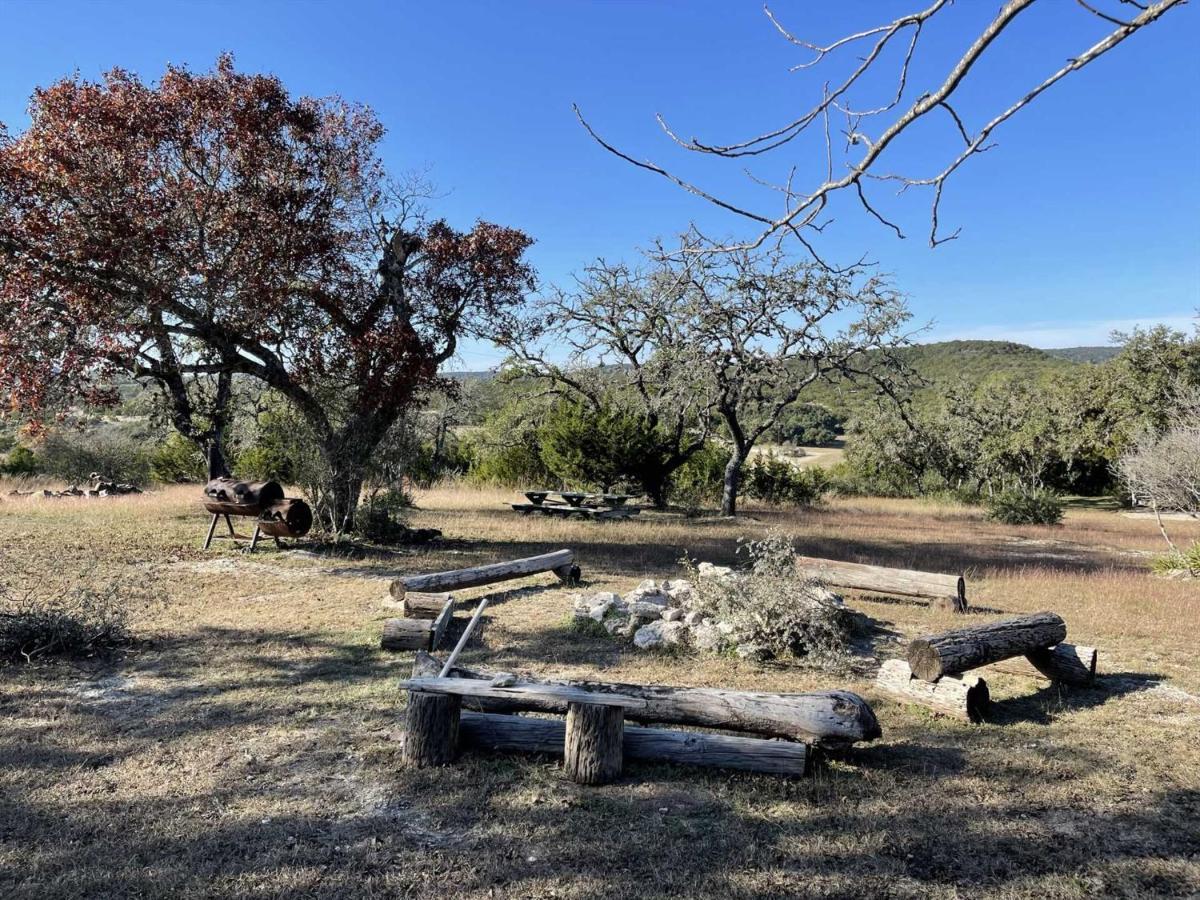 West 1077 Guest Ranch - Retreat Bed & Breakfast Tarpley Bagian luar foto